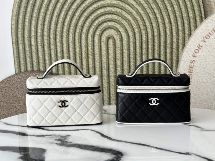 Picture of Chanel Handbags _SKUfw239878873fw